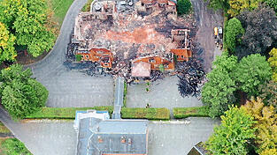 Die Ruine des Jagdschlosses Thurn und Taxis nach dem Brand vor acht Monaten aus der Luft. Sie soll in den Neubau integriert werden.