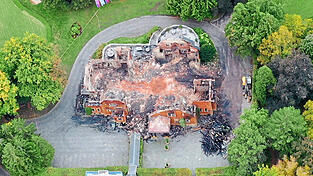 Die Ruine des Jagdschlosses Thurn und Taxis nach dem Brand vor acht Monaten aus der Luft. Sie soll in den Neubau integriert werden.