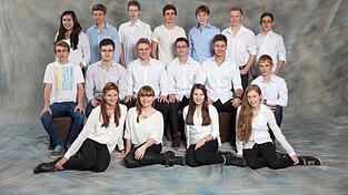 Philipp Nazareth (hintere Reihe, dritter von rechts) ist Abteilungsleiter der Verwaltung bei der Sch&uuml;lerfirma 'YourPetFood' des Maximilian-von-Montgelas-Gymnasiums in Vilsbiburg. (Foto: Andreas Hasak)