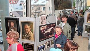 Dichtes Gedr&auml;nge nach der Er&ouml;ffnung an den Stellw&auml;nden mit Die&szlig;-Kunst.