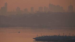 Die brasilianische Amazonas-Metropole Manaus ist von dichtem Rauch eingehüllt. Die brasilianische Amazonas-Metropole Manaus ist von dichtem Rauch eingehüllt.
