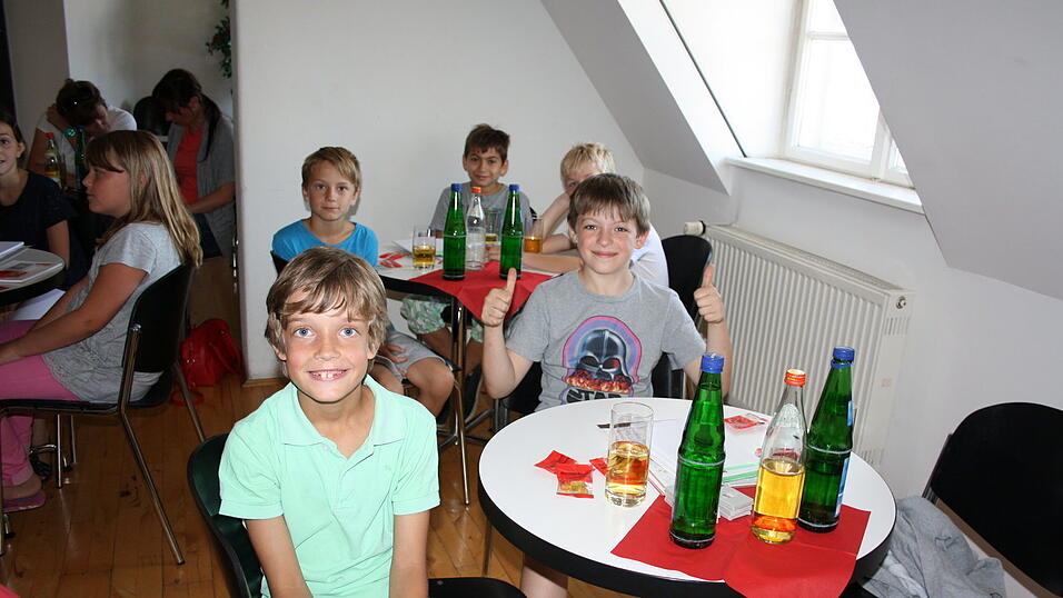 Die 4a und 4b der Grundschule Alburg besuchte am Donnerstag, 11. Juli, zusammen mit ihren Lehrerinnen Frau Scheer und Frau Schill das Verlagshaus des Straubinger Tagblatts. (Foto: Pfeffer) Die 4a und 4b der Grundschule Alburg besuchte am Donnerstag, 11. Juli, zusammen mit ihren Lehrerinnen Frau Scheer und Frau Schill das Verlagshaus des Straubinger Tagblatts. (Foto: Pfeffer)