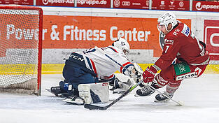 Nach ihrem Ausw&auml;rtssieg am Sonntag haben die Eisb&auml;ren Regensburg zwei Chancen, den Titel perfekt zu machen. David Booth (rechts, hier bei seinem Tor in Spiel vier) war erneut f&uuml;r die Domst&auml;dter erfolgreich.