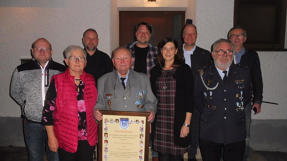 Adi Schweiger wurde zum Ehrenvorsitzenden ernannt. Die Vorstandschaft und die Ehrengäste gratulieren zu der höchsten Vereinsauszeichnung.