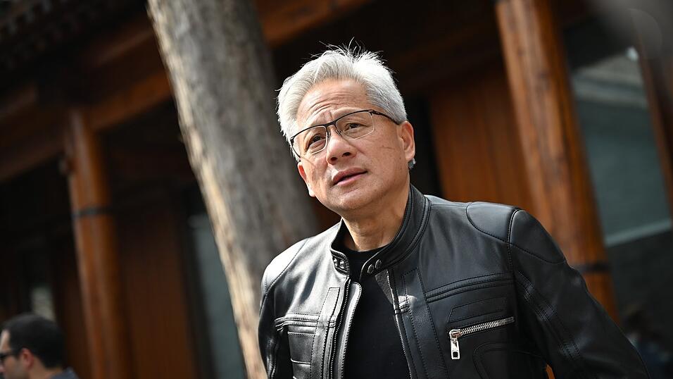 Nvidia-Chef Jensen Huang investiert in OpenAI, damit seine Firma ihre künstlichen Intelligenzen weiterentwickelt – für die es Chips von Nvidia braucht. Ein Kreislauf. Nvidia-Chef Jensen Huang investiert in OpenAI, damit seine Firma ihre künstlichen Intelligenzen weiterentwickelt – für die es Chips von Nvidia braucht. Ein Kreislauf.