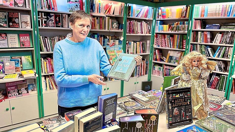 Andrea Perlinger kämpft seit rund zweieinhalb Jahrzehnten gegen Online-Riesen wie Amazon. Dank Lieferzeiten innerhalb von 24 Stunden, ganz viel Beratung und vor allem Kunden, die den Wert lokaler Geschäfte erkennen, konnte die Buchhandlung Perlinger bislang überleben. Andrea Perlinger kämpft seit rund zweieinhalb Jahrzehnten gegen Online-Riesen wie Amazon. Dank Lieferzeiten innerhalb von 24 Stunden, ganz viel Beratung und vor allem Kunden, die den Wert lokaler Geschäfte erkennen, konnte die Buchhandlung Perlinger bislang überleben.