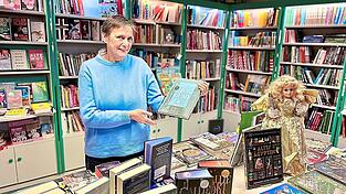 Andrea Perlinger k&auml;mpft seit rund zweieinhalb Jahrzehnten gegen Online-Riesen wie Amazon. Dank Lieferzeiten innerhalb von 24 Stunden, ganz viel Beratung und vor allem Kunden, die den Wert lokaler Gesch&auml;fte erkennen, konnte die Buchhandlung Perlinger bislang &uuml;berleben.