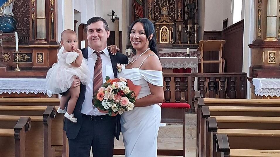 Zur standesamtlichen Hochzeit von Dr. Johannes und Priscila Müller gab es zahlreiche Wünsche für eine glückliche Zukunft. Zur standesamtlichen Hochzeit von Dr. Johannes und Priscila Müller gab es zahlreiche Wünsche für eine glückliche Zukunft.
