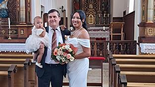 Zur standesamtlichen Hochzeit von Dr. Johannes und Priscila M&uuml;ller gab es zahlreiche W&uuml;nsche f&uuml;r eine gl&uuml;ckliche Zukunft.