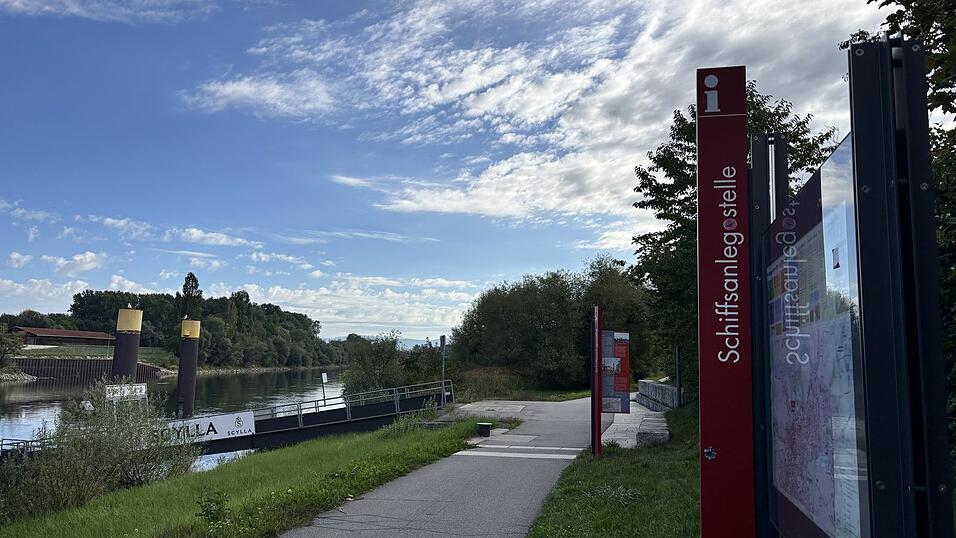 Die Anlegestelle der Schweizer Reederei Scylla in der Nähe des Herzogschlosses. Früher sah man hier immer wieder Schiffe anlegen und Touristen aus aller Welt, die auf ihre Führungen warteten. Die Anlegestelle der Schweizer Reederei Scylla in der Nähe des Herzogschlosses. Früher sah man hier immer wieder Schiffe anlegen und Touristen aus aller Welt, die auf ihre Führungen warteten.