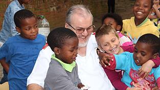 Pater Gerhard Lagleder im Jahr 2017 zusammen mit einigen Kindern seines Kinderheims.  Fotos: Brotherhood of Blessed G&eacute;rard