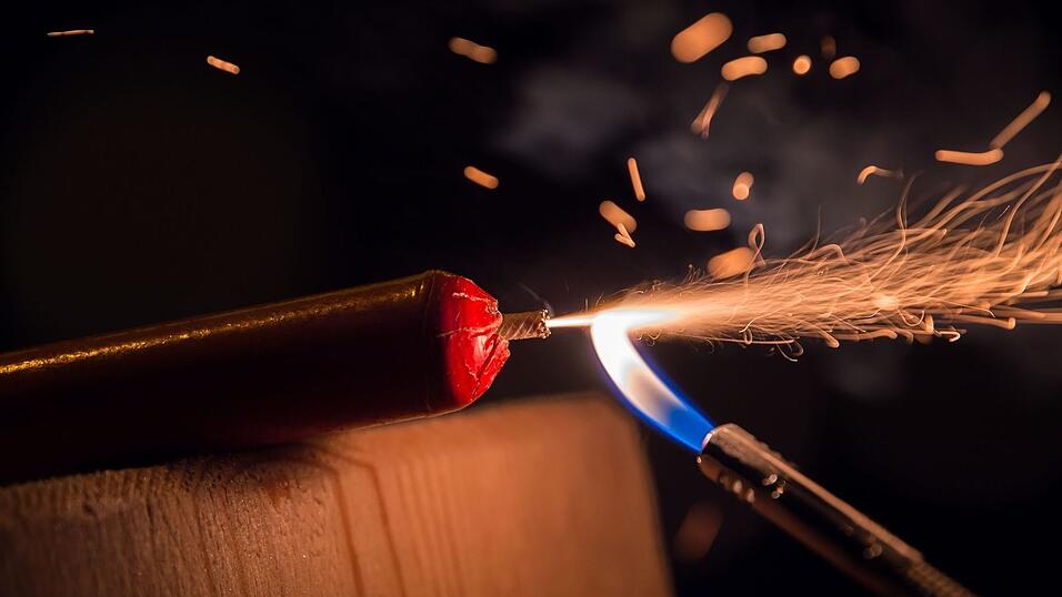 Der Feuerwerkskörper explodierte, während der Jugendliche ihn in der Hand hielt. (Symbolbild)