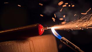 Der Feuerwerkskörper explodierte, während der Jugendliche ihn in der Hand hielt. (Symbolbild)
