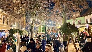 Der malerische Schlossplatz bildet an diesem Wochenende wieder die Kulisse für den Christkindlmarkt.
