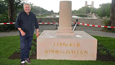 Kini-Verehrer Dietmar Holzapfel am Sockel des noch unfertigen Denkmals. Die Ludwig-II-Bronzeb&uuml;ste wird am Samstag enth&uuml;llt.