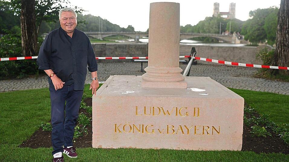 Kini-Verehrer Dietmar Holzapfel am Sockel des noch unfertigen Denkmals. Die Ludwig-II-Bronzebüste wird am Samstag enthüllt. Kini-Verehrer Dietmar Holzapfel am Sockel des noch unfertigen Denkmals. Die Ludwig-II-Bronzebüste wird am Samstag enthüllt.