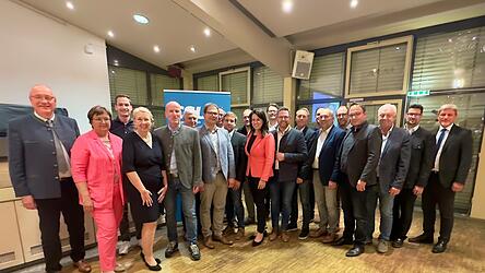 Die neue Vorsandschaft der CSU im Landkreis Cham mit Staatssekretärin Martina Englhardt-Kopf und Bezirkstagspräsident Franz Löffler.