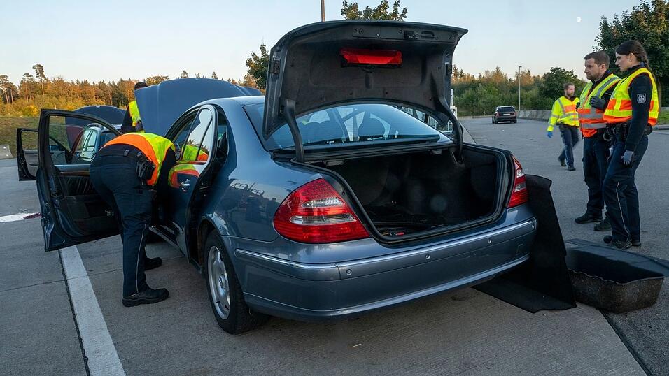 Auf einem Rastplatz wird ein Auto kontrolliert.
