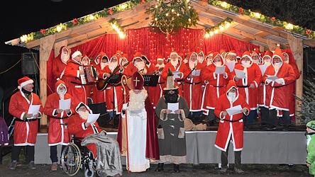 40 singende Nikoläuse traten am Samstag auf. 40 singende Nikoläuse traten am Samstag auf.