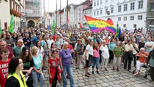 Mehrere Hundert Personen waren am Montagabend dem Aufruf des Runden Tischs gegen Rechts Landshut zur Kundgebung gefolgt.