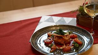 Salvatore Fierro empfiehlt R&auml;ucherlachs-Tatar auf Roter Bete, Creme-fraiche, Brotchips und Petersilien-Mandel-Pesto.