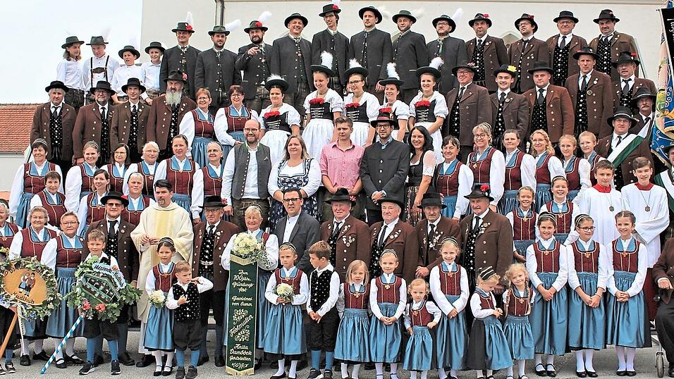 Nach dem Gottesdienst stellten sich die &uuml;ber 80 aktiven Trachtler mit Pfarrer Bernhard Saliter, B&uuml;rgermeister Christoph Brunner und den Ministranten zum Erinnerungsfoto auf.