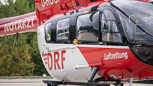 Ein Rettungshubschrauber flog den Schwerverletzten zu einem Krankenhaus. (Symbolbild)