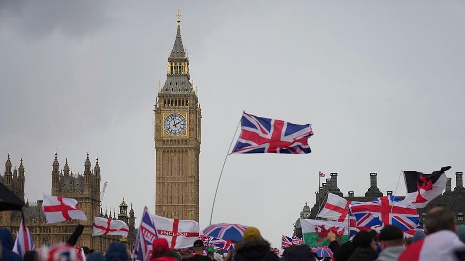 Angeführt und organisiert wurde die rechte Großdemo von dem bekannten britischen Rechtsextremisten Tommy Robinson.