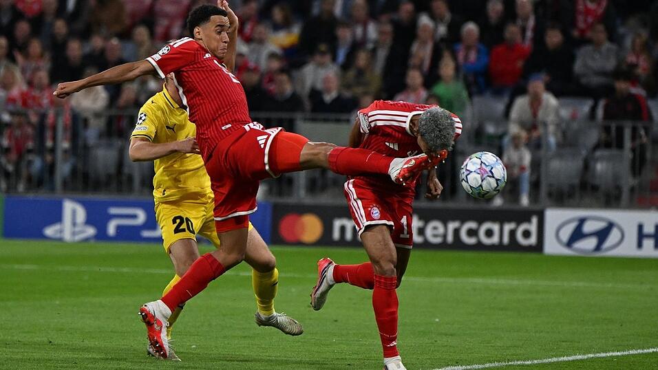 Die erste Chance. Jamal Musiala kommt Luis D&iacute;az (r) beim Kopfball in die Quere.