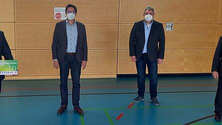 Vorstellung des ILE-Gäubodenschecks im Rahmen einer Beteiligtenversammlung (von links): Bürgermeister Dr. Christian Hirtreiter (Straßkirchen), Bürgermeister Adalbert Hösl (Aiterhofen), Thomas Rott als Vertreter der Verwaltung, Bürgermeister Alfons Neumeier (Salching).