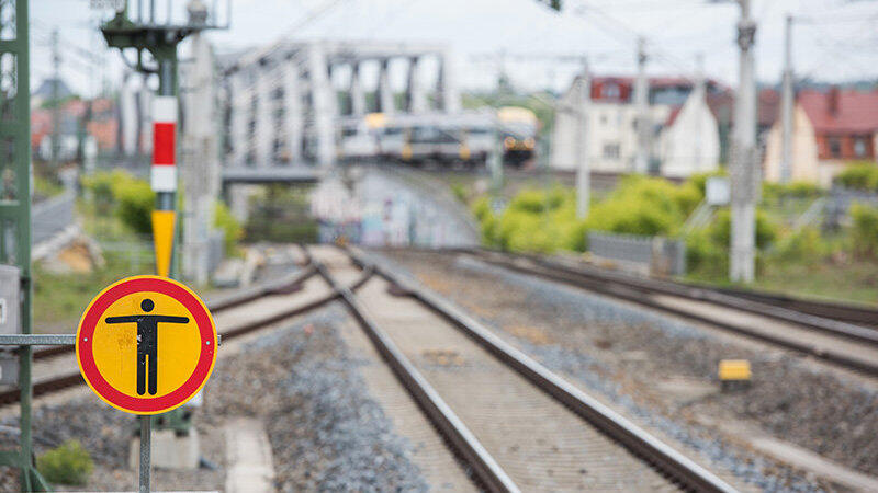 Die Polizei ermittelt nun wegen gefährlichen Eingriffs in den Bahnverkehr. (Symbolbild) Die Polizei ermittelt nun wegen gefährlichen Eingriffs in den Bahnverkehr. (Symbolbild)