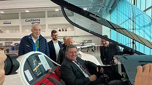 Das erste Elektro-Flugzeug landete am Freitag auf dem Flugplatz Straubing-Wallm&uuml;hle. Gestartet war es in Landshut. Staatsminister Christian Bernreiter sa&szlig; Probe.