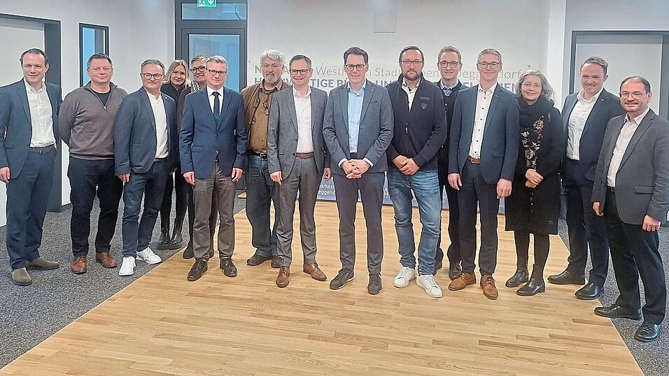 Sie freuen sich &uuml;ber die Fertigstellung: Landrat, OB, Sparkassenf&uuml;hrung, DEG-Immo-Gesch&auml;ftsf&uuml;hrung, Planer und Mieter.