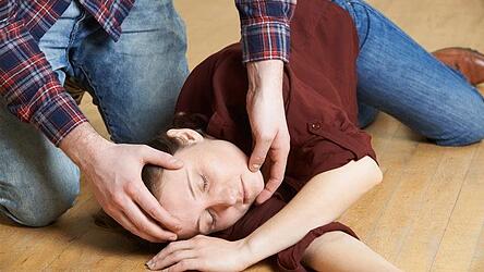 So sieht die stabile Seitenlage aus. So sieht die stabile Seitenlage aus.