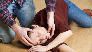 So sieht die stabile Seitenlage aus. So sieht die stabile Seitenlage aus.