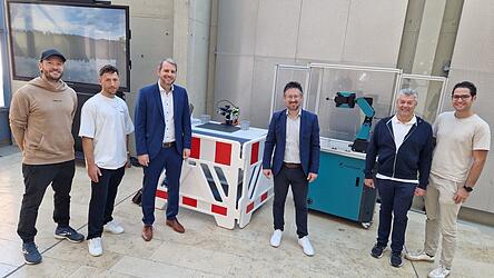 Freuen sich auf die Innovationsmesse: Kulturamtsleiter Michael Steinberger, stellvertretender K&auml;mmerer Xaver Brandhuber, B&uuml;rgermeister Matthias Kohlmayer, Gesch&auml;ftsleiter Alexander Oswald sowie Alfred Haslbeck und Mathias Kirschner von i-LogiX.