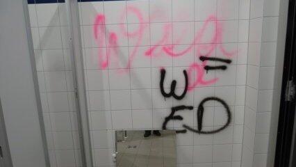 Graffiti auf einer &ouml;ffentliche Toilette in Roding.