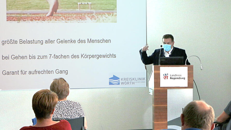 Dr. J&uuml;rgen G&ouml;tz hielt einen Vortrag an der Kreisklinik.
