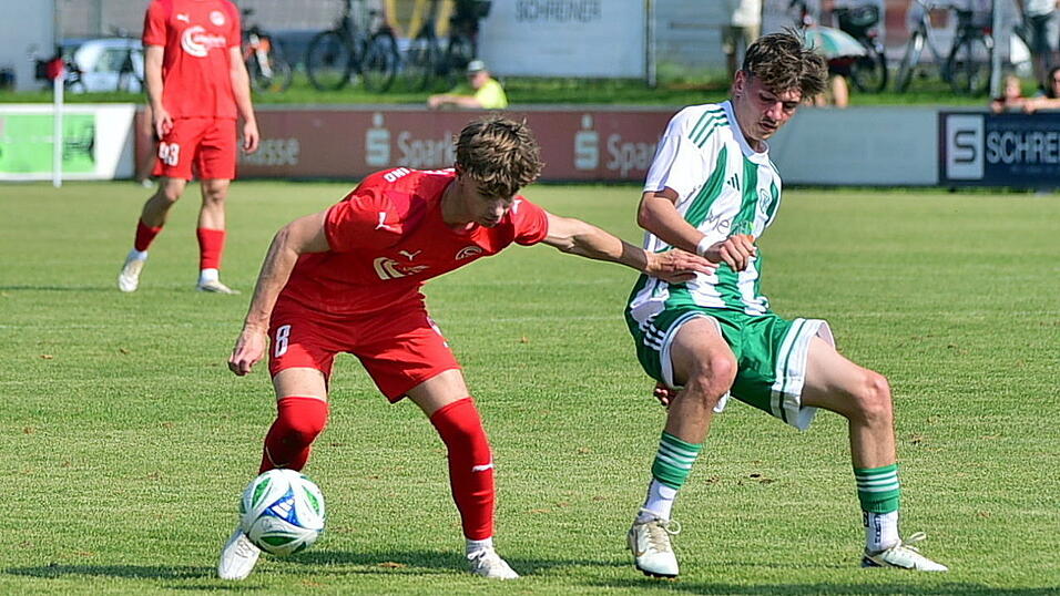 Das Hinspiel hat Plattling (in rot) gewonnen, nun soll der Dreier auch in Geisenhausen gelingen.