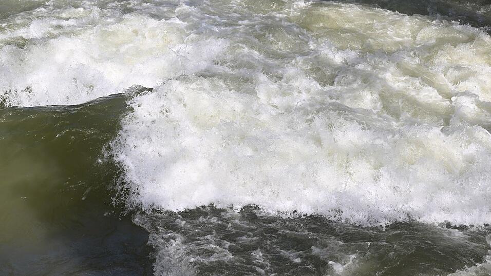 Gefährliches Weißwasser sprudelt am Eisbach - ohne Welle. (Archivfoto) Gefährliches Weißwasser sprudelt am Eisbach - ohne Welle. (Archivfoto)