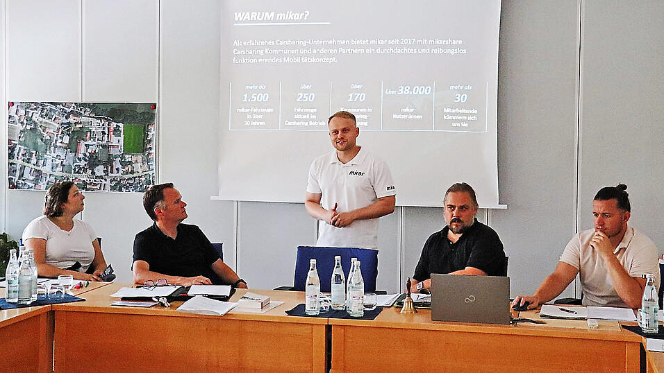 Die drei Bürgermeister und Geschäftsleiter Tobias Arnold (r.). mit Inside Sales Manager bei Mikar, Markus Gscheidmeier (stehend). Die drei Bürgermeister und Geschäftsleiter Tobias Arnold (r.). mit Inside Sales Manager bei Mikar, Markus Gscheidmeier (stehend).