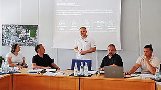 Die drei Bürgermeister und Geschäftsleiter Tobias Arnold (r.). mit Inside Sales Manager bei Mikar, Markus Gscheidmeier (stehend). Die drei Bürgermeister und Geschäftsleiter Tobias Arnold (r.). mit Inside Sales Manager bei Mikar, Markus Gscheidmeier (stehend).