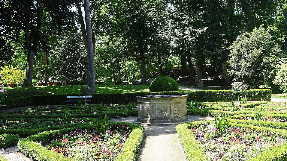 Den Renaissancegarten ziert mittig ein achteckiger Sandsteinbrunnen.