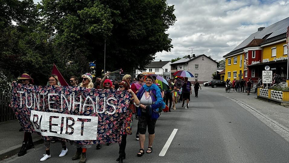 'Tuntenhaus'-Bewohner und einige Wörther zogen am Samstag durch Wörth an der Isar, weil sie um den Fortbestand ihres Wohnprojekts fürchten. 