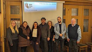 Die Gründungsvorstandschaft (v.l.n.r.): Anna-Maria Gerlsbeck, Nadine Gerlsbeck, Ilona Wengermaier, Vorsitzender Bernd Wimmer, Hannelore Off, Kalle Bortenschlager und Udo Hess. Die Gründungsvorstandschaft (v.l.n.r.): Anna-Maria Gerlsbeck, Nadine Gerlsbeck, Ilona Wengermaier, Vorsitzender Bernd Wimmer, Hannelore Off, Kalle Bortenschlager und Udo Hess.