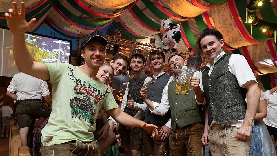 Die Partybilder vom Samstag, 8. August, aus dem Festzelt Weckmann. Die Partybilder vom Samstag, 8. August, aus dem Festzelt Weckmann.