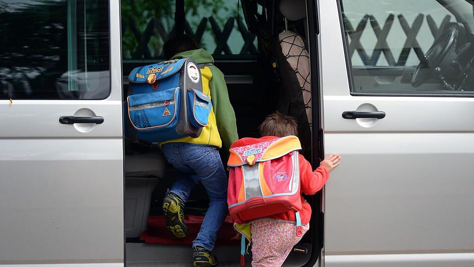 Kinder müssen im Auto korrekt angeschnallt werden - sonst droht ein Bußgeld. (Symbolbild)