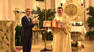 Diakon Uli Bauer (r.) erhielt ein Geschenk zum Jubiläum.