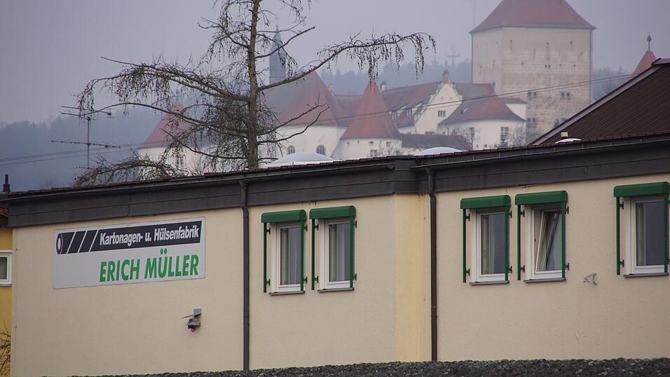 Das Betriebsgel&auml;nde der Firma M&uuml;ller, im Hintergrund das Schloss. Die Hallen leeren sich allm&auml;hlich.