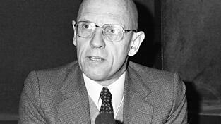 Der französische Philosoph Michel Foucault (1926–1984) beschäftigte sich mit Macht, Überwachung und gesellschaftlichen Normen. Der französische Philosoph Michel Foucault (1926–1984) beschäftigte sich mit Macht, Überwachung und gesellschaftlichen Normen.